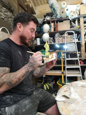 Participant in a cornice workshop